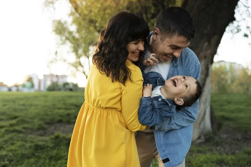 Familia colombiana sonriendo, tranquila tras ordenar sus deudas